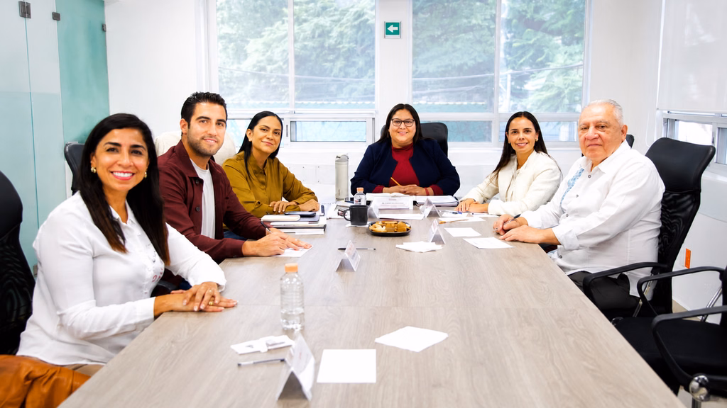Integrantes de Morena durante una reunión de trabajo relacionada con la organización partidista.
