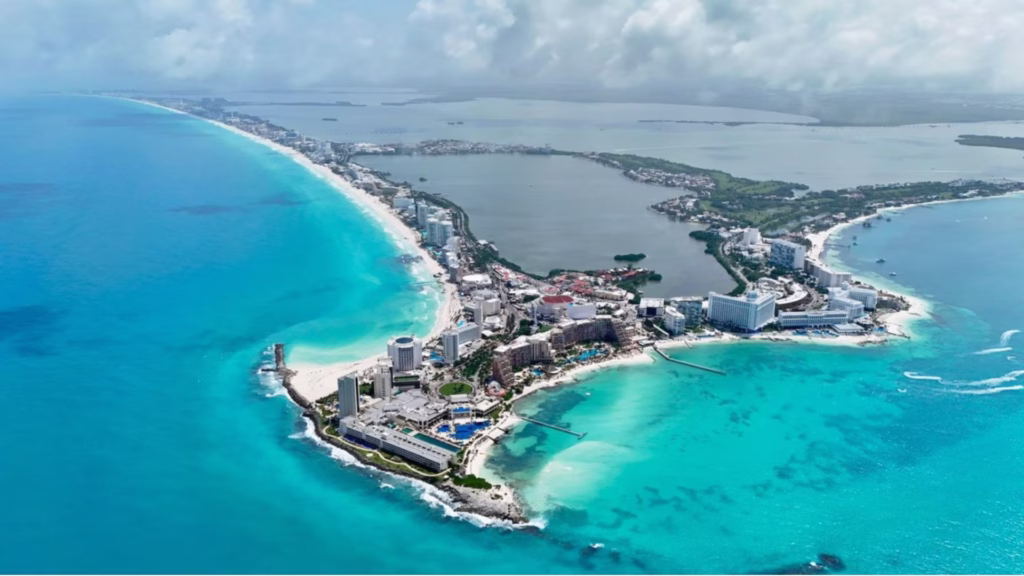 Los destinos del Caribe Mexicano registran distintos niveles de ocupación durante las vacaciones de verano de 2026.