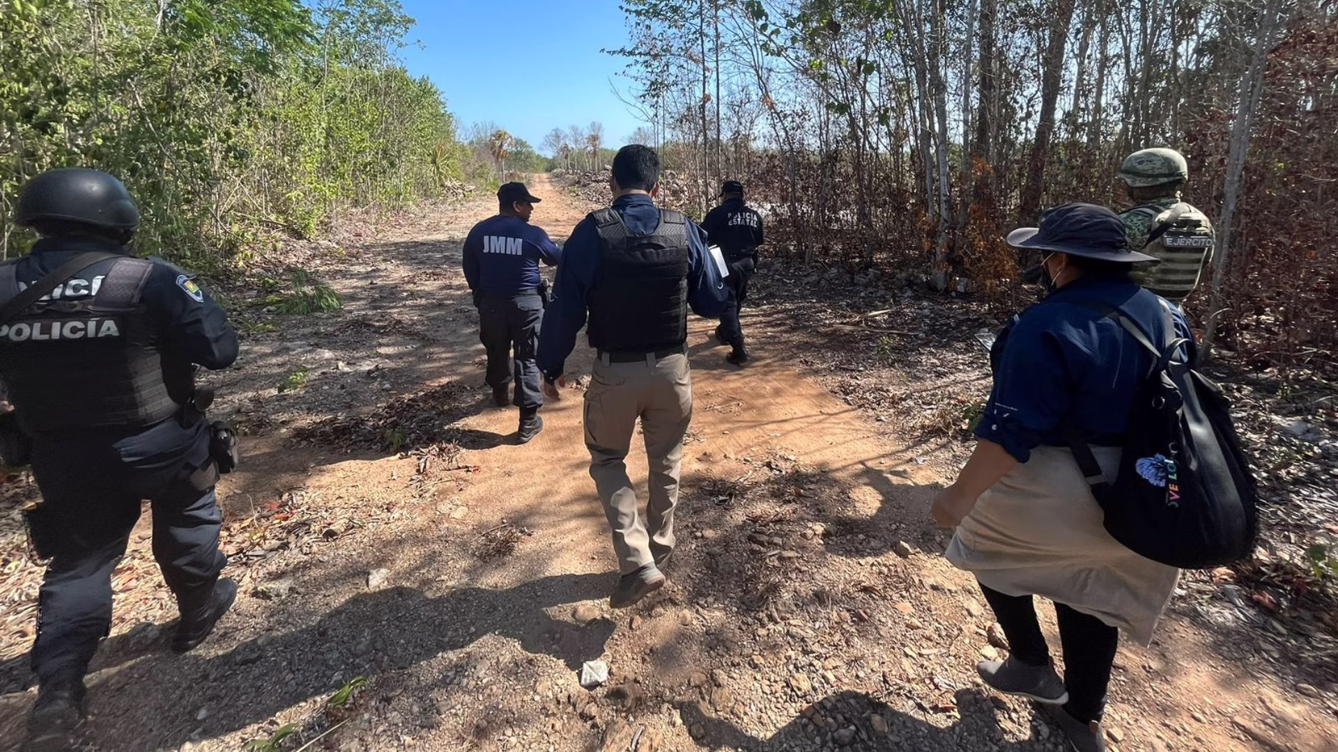 Personal de investigación inspecciona un terreno durante la búsqueda de personas desaparecidas en Quintana Roo.
