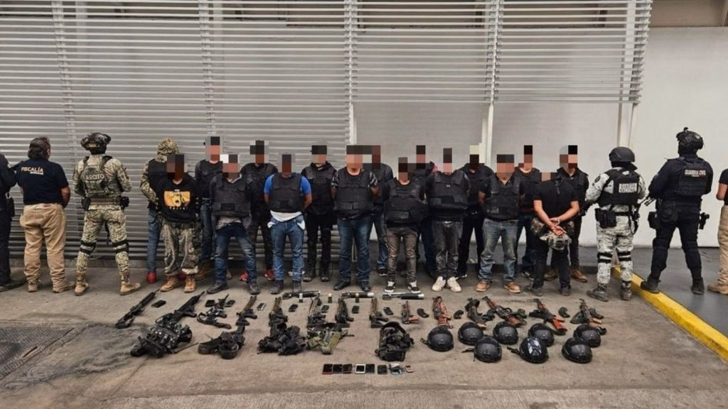 Elementos de seguridad, personas detenidas y armamento asegurado durante un operativo en Michoacán.