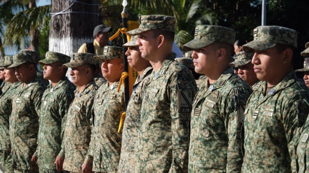 Elementos de la Secretaría de la Defensa durante una formación militar en Quintana Roo.