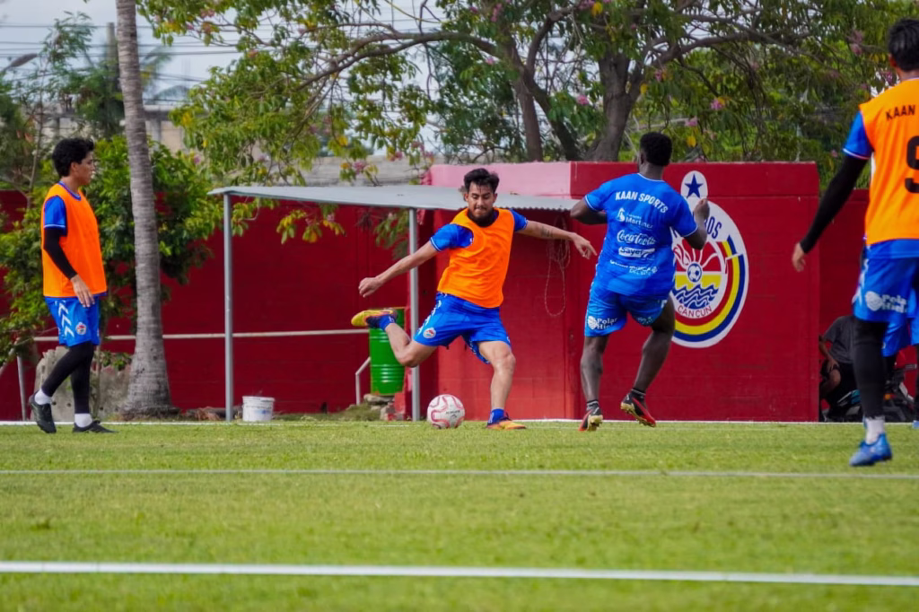 Los Pioneros Cancún trabajan en cancha como parte de su pretemporada rumbo a la nueva Primera Premier.