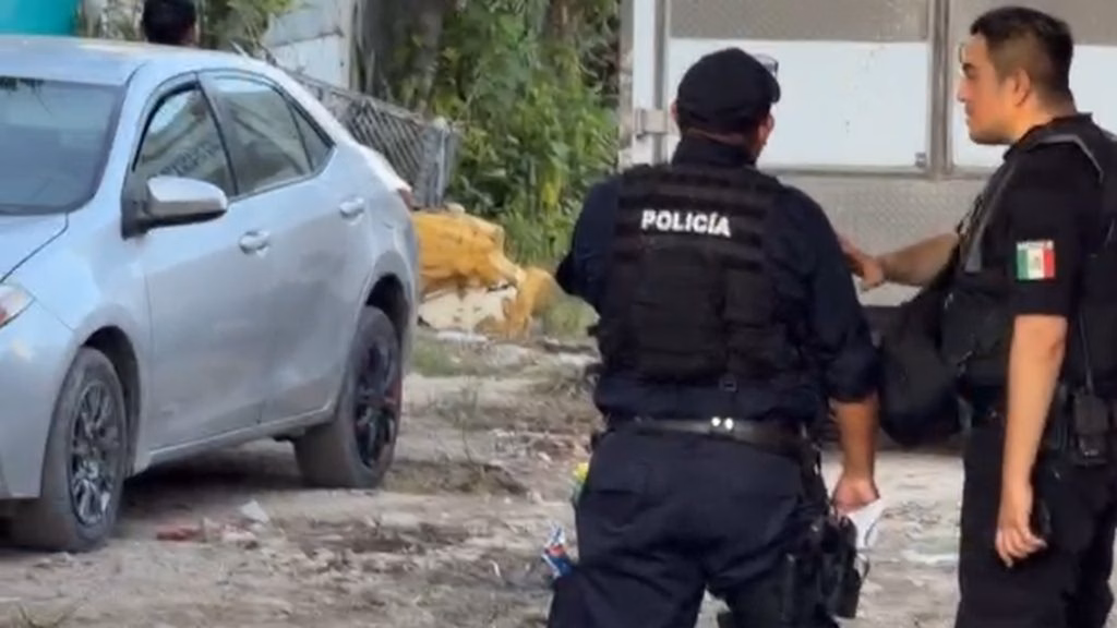 Elementos policiales acudieron a la zona donde se investigó el feminicidio de una adolescente.