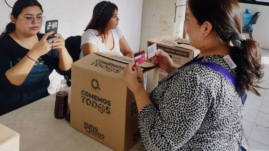Entrega de apoyos del programa estatal Comemos Tod@s a población de Quintana Roo.