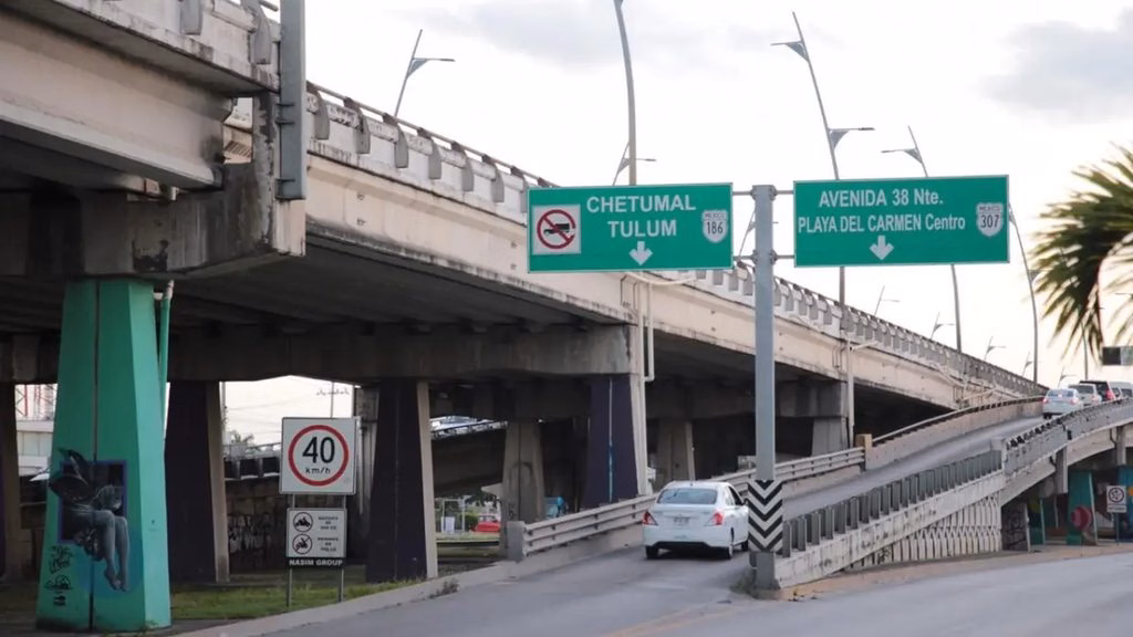 El puente vehicular concentra parte del flujo de circulación entre Playa del Carmen y la carretera federal 307.