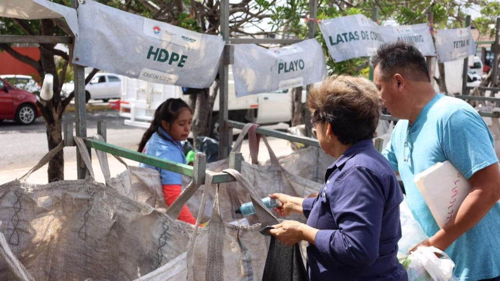 Ciudadanos participan en las jornadas del Reciclatón de Cancún, programa que acumula más de 599 mil kilos de residuos valorizables durante 2026.