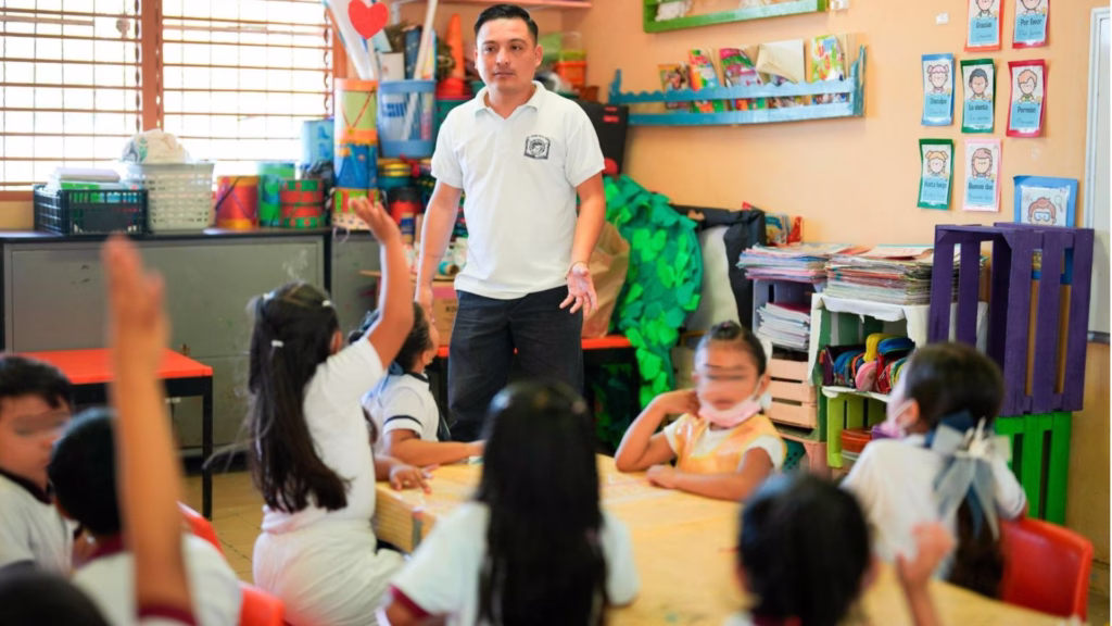 Estudiantes participan en actividades escolares ante el inicio del ciclo escolar 2026-2027 en México.