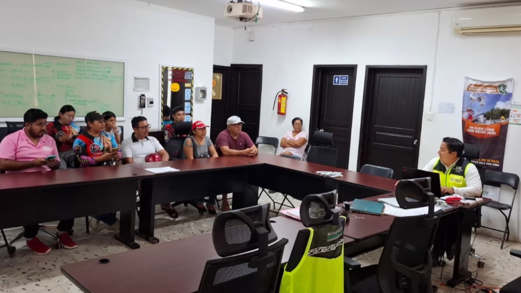 Ciudadanos se reunieron con representantes de la CFE para exigir atención a las constantes interrupciones del servicio eléctrico.