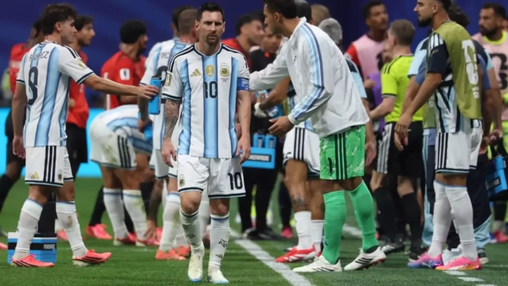 Selección Argentina durante una competencia internacional; la federación argentina mostró respaldo a Gianni Infantino dentro de FIFA.