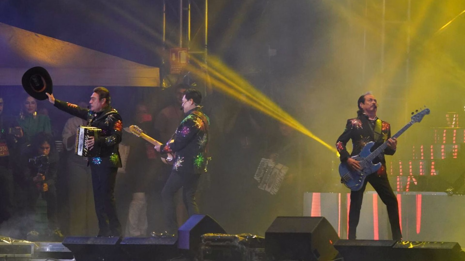 La agrupación mexicana Los Tigres del Norte durante una de sus presentaciones en vivo.