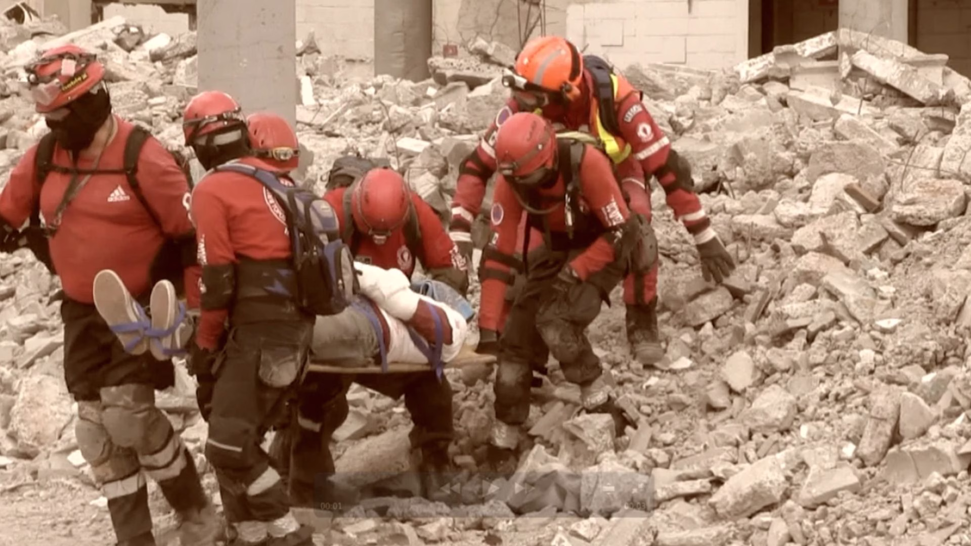 Brigadistas de Topos Tlatelolco avanzan entre escombros durante labores de rescate