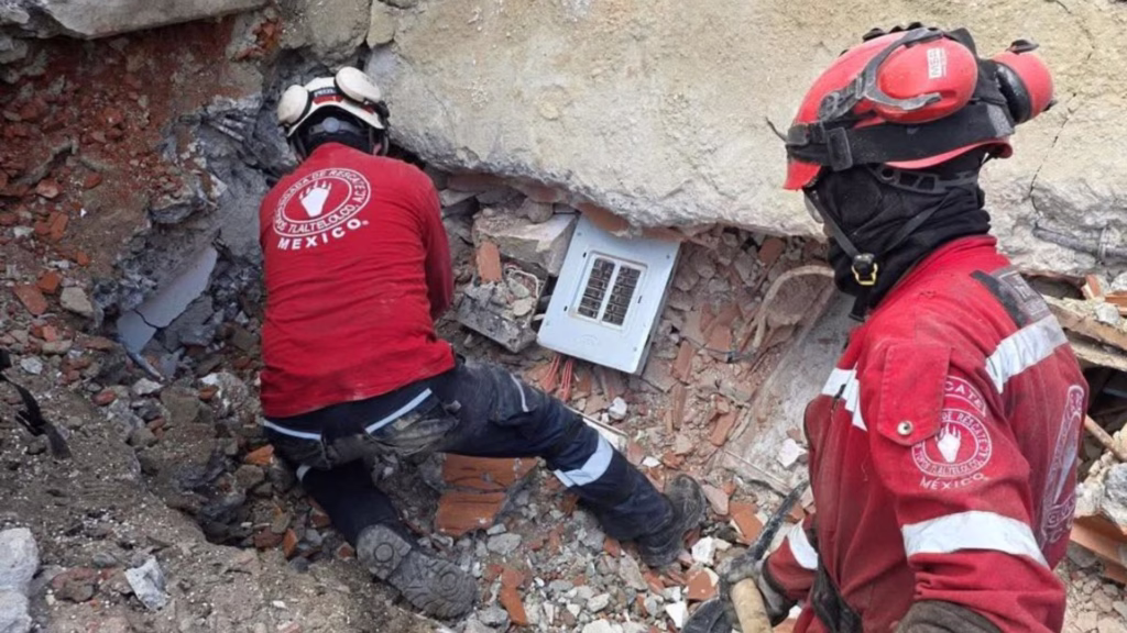 Integrantes de Topos Tlatelolco realizan labores especializadas de búsqueda y rescate entre escombros.