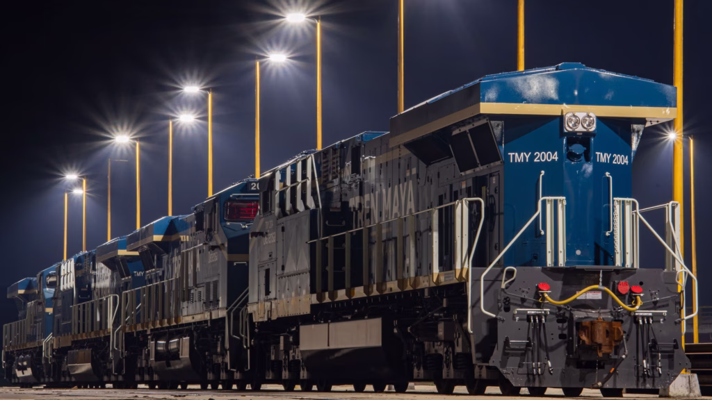 Locomotora de carga durante operaciones nocturnas del sistema ferroviario Tren Maya.