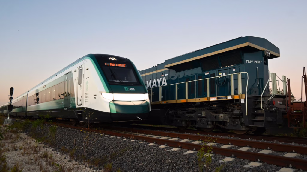 Tren de pasajeros en estación dentro del sistema ferroviario que ampliará operaciones hacia el transporte de carga.