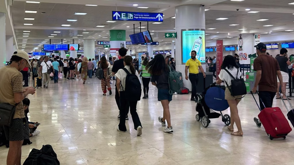 El Aeropuerto Internacional de Cancún mantiene flujo de visitantes durante la temporada turística de agosto.