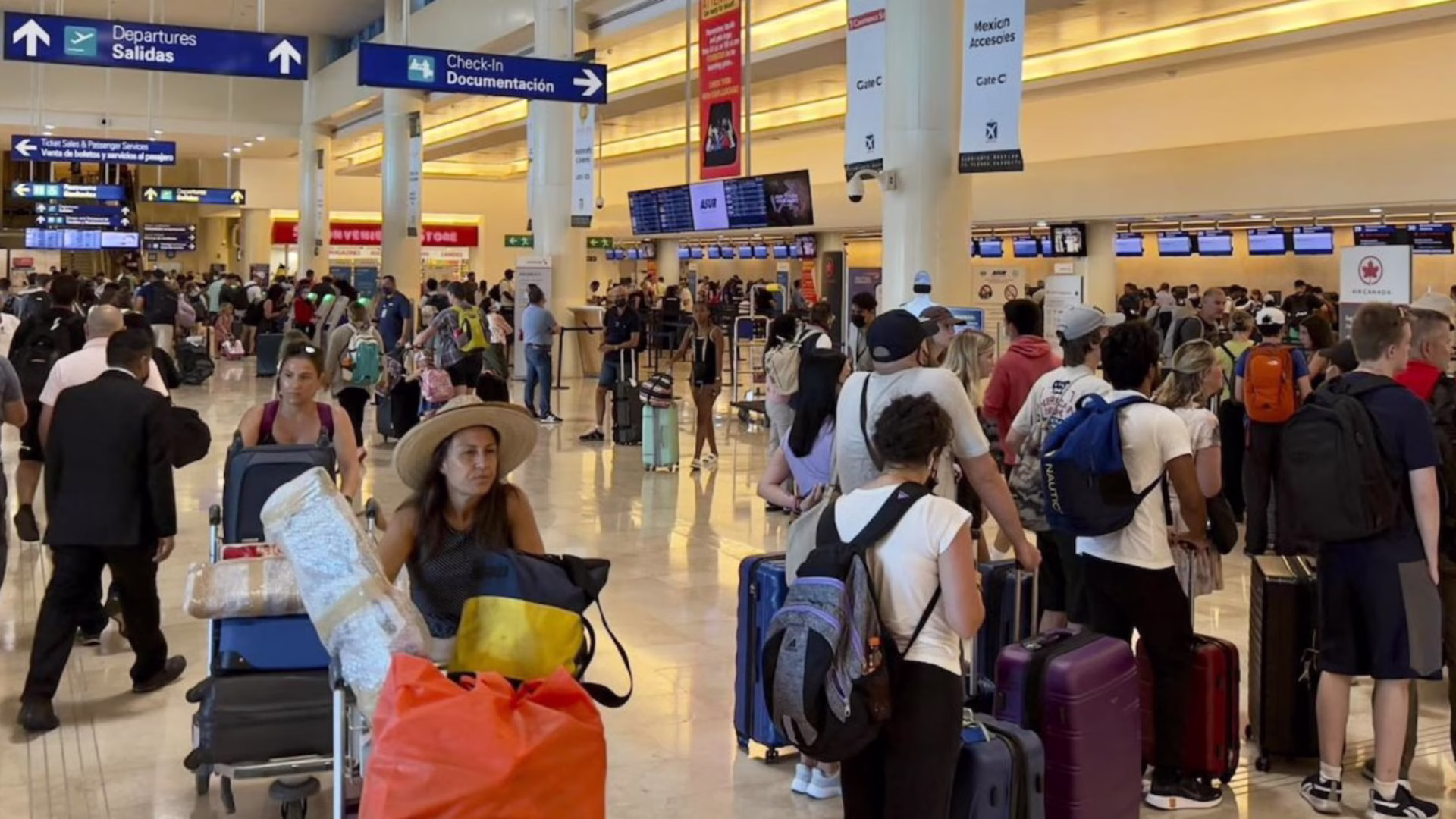 El movimiento de viajeros durante las vacaciones de verano forma parte de los indicadores para evaluar la temporada turística del Caribe Mexicano.