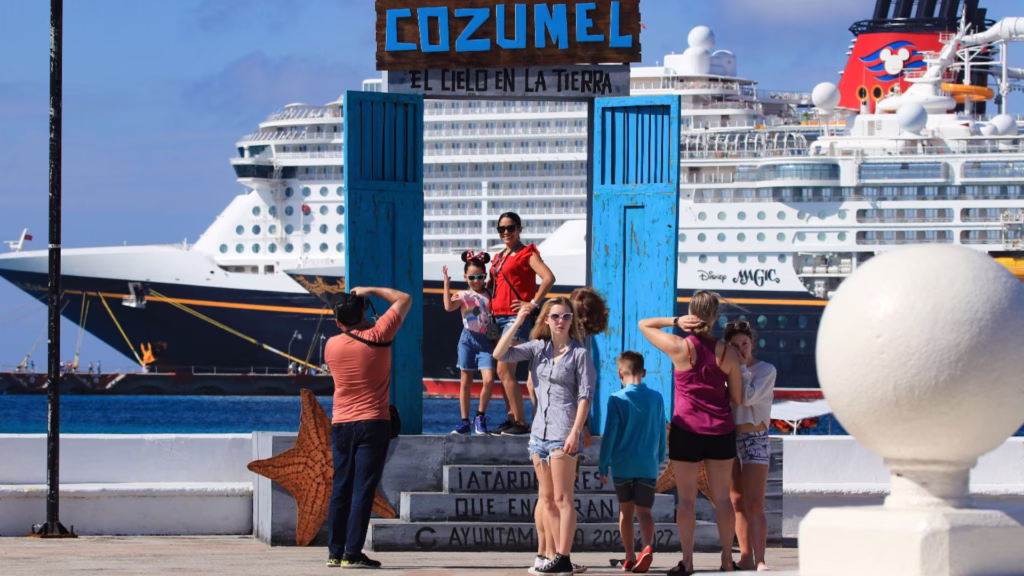 Los cruceristas que desembarcan en Cozumel representan un mercado para comercios, restaurantes, transportistas y prestadores de servicios de la isla.