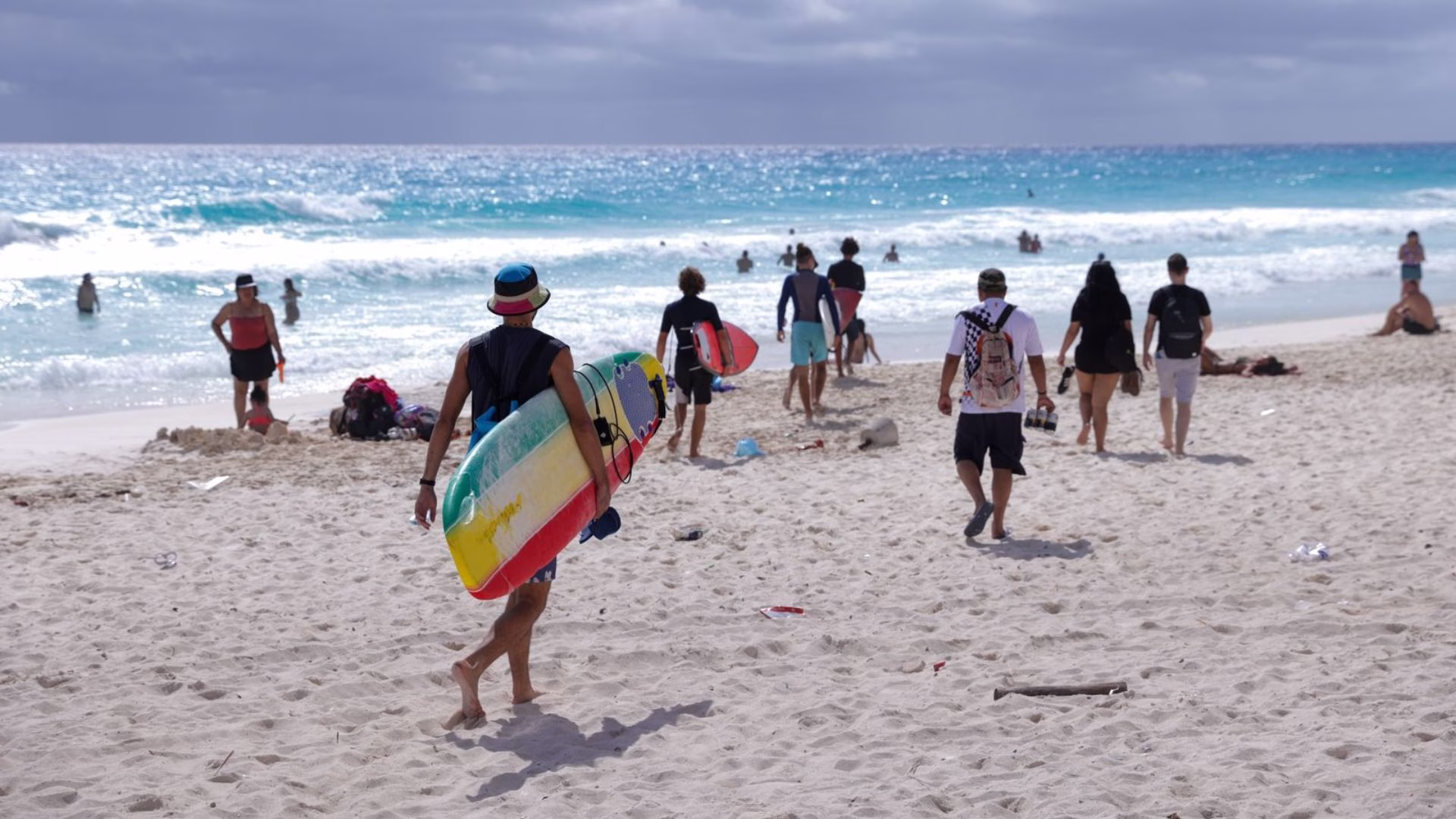 Visitantes disfrutan de las playas del Caribe Mexicano durante la temporada de verano.