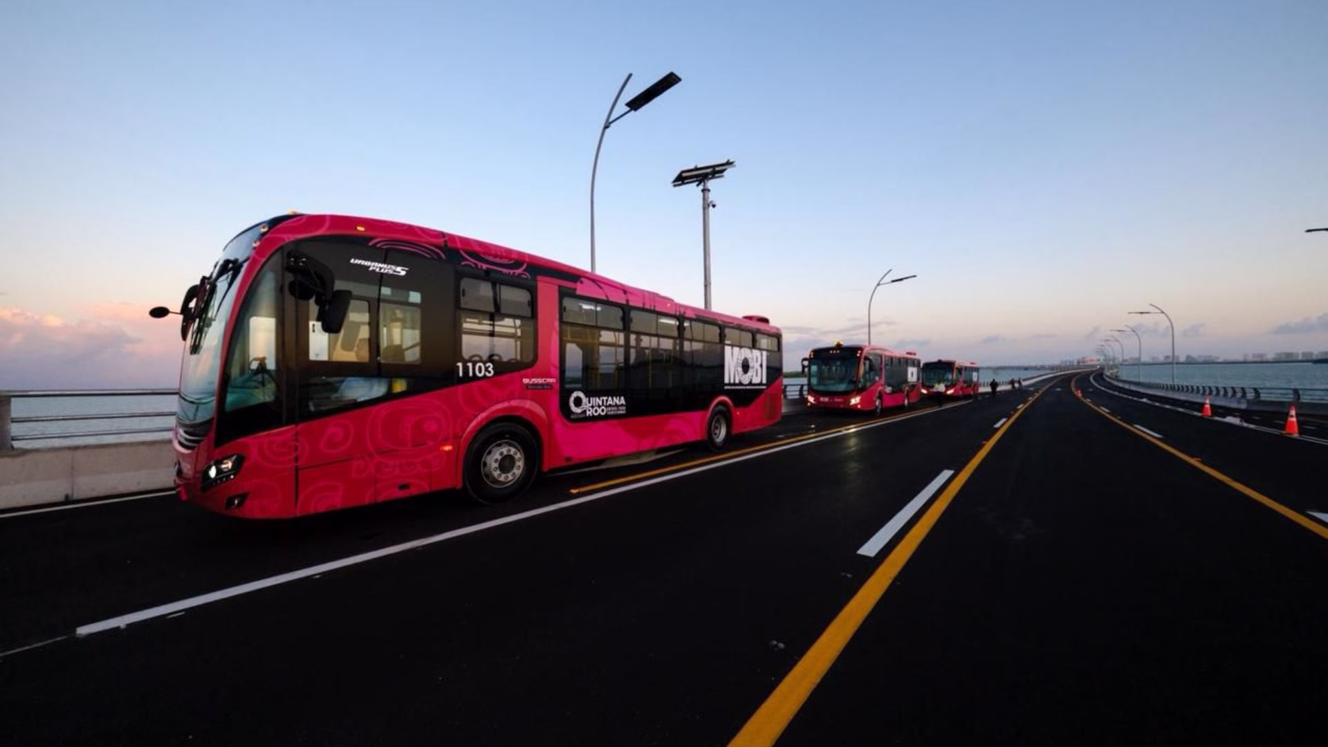 Autobús de Mobi durante pruebas operativas hacia la Zona Hotelera de Cancún.