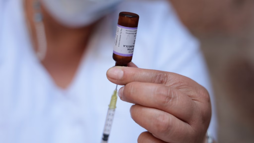 La vacunación es una de las principales medidas para prevenir el sarampión.