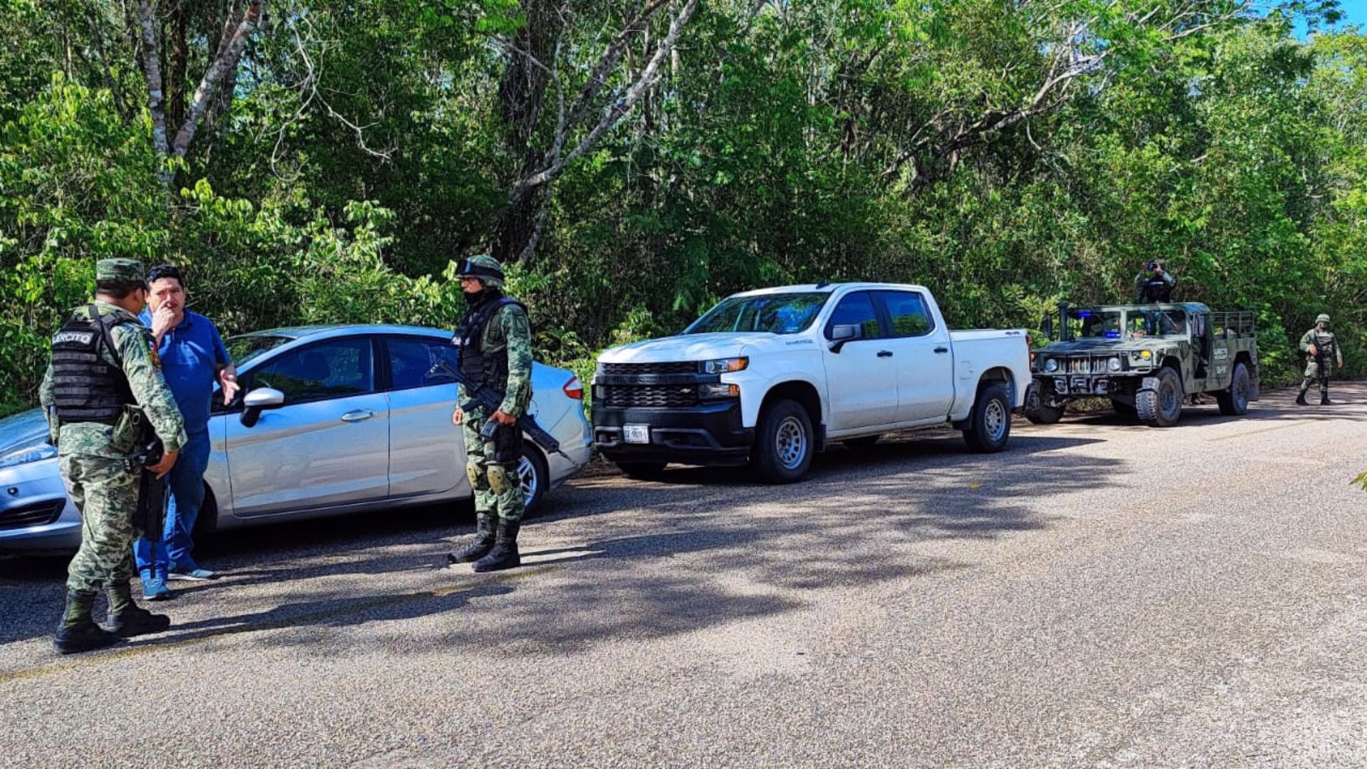 Vehículos oficiales permanecen en una zona de búsqueda de personas desaparecidas en Quintana Roo.