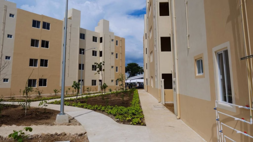 Viviendas del desarrollo El Edén del Bienestar en Playa del Carmen, donde Claudia Sheinbaum y Mara Lezama entregaron las primeras 225 casas en noviembre de 2025.