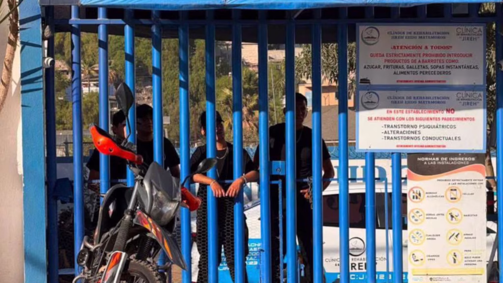 Personas detrás de las rejas en el acceso al Centro de Rehabilitación Jireh en Tijuana