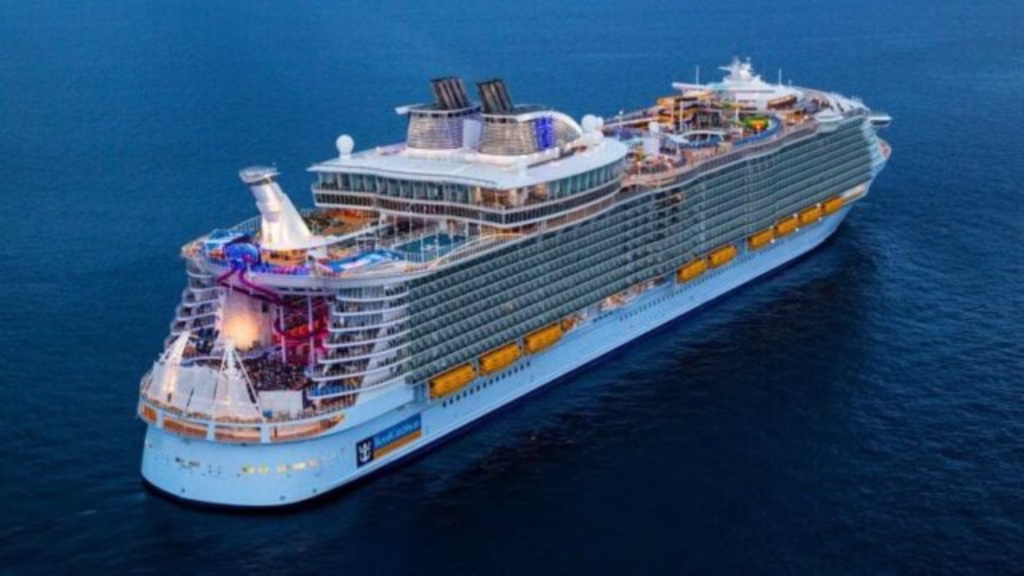 Gran crucero navegando por el Caribe como parte de la actividad marítima turística
