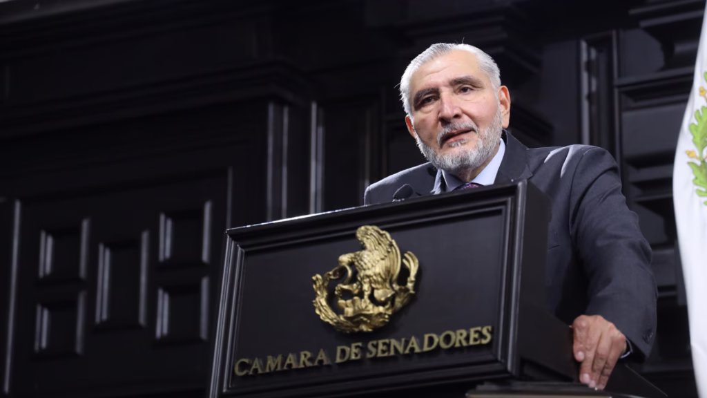 Adán Augusto López Hernández ofrece un mensaje desde la tribuna de la Cámara de Senadores