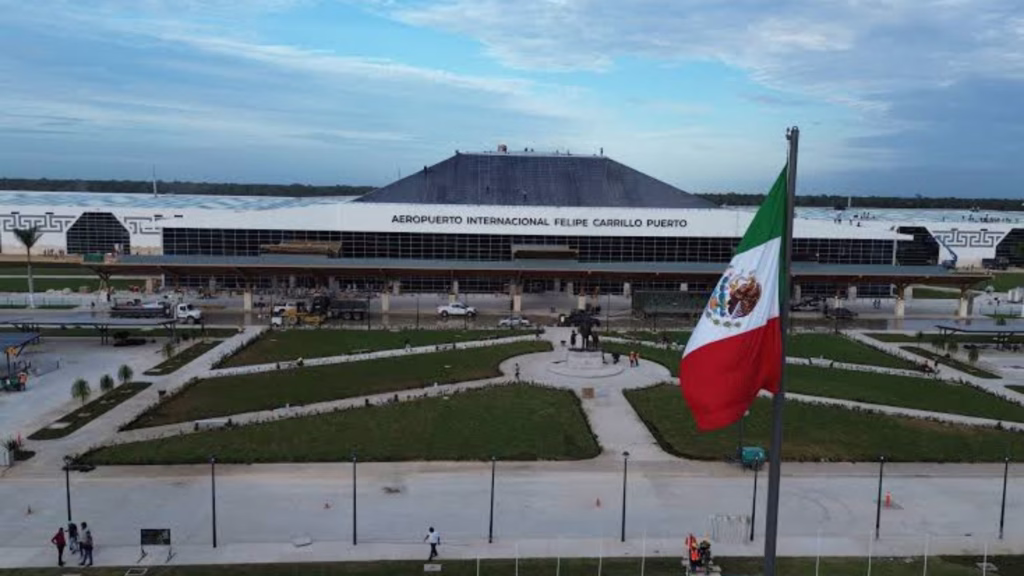 Aeropuerto Internacional de Tulum con bandera de México frente a la terminal