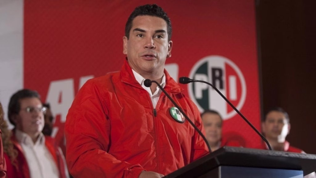 Alejandro Moreno Cárdenas habla ante militantes del PRI durante un acto partidista