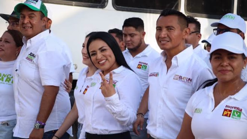 Integrantes de Morena, PT y Partido Verde durante un acto político en Quintana Roo