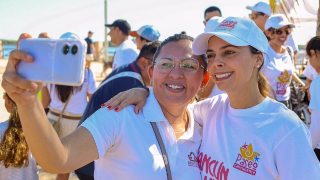 Ana Paty Peralta convive con una ciudadana durante una actividad pública en Cancún.