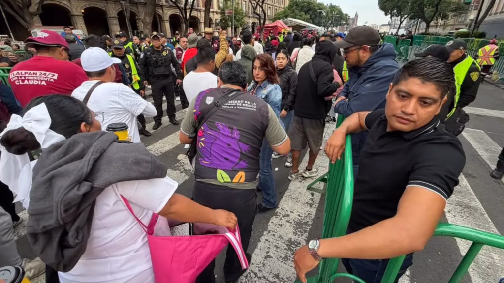 Asistentes ingresan al Zócalo para el cierre de la gira nacional de Claudia Sheinbaum
