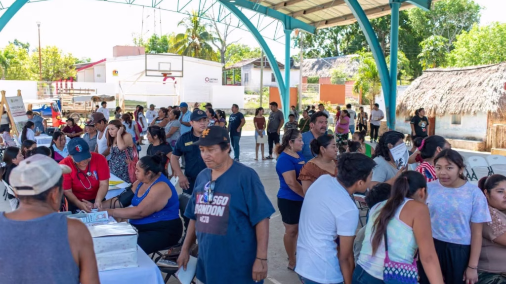 Personas reciben atención médica durante una jornada de las Caravanas del Bienestar en Quintana Roo