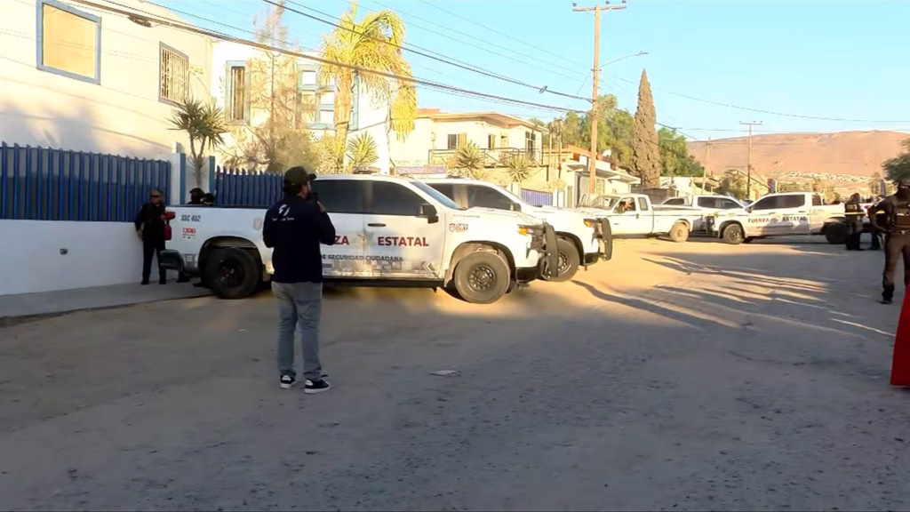 Unidades de Fuerza Estatal durante operativo en un centro de rehabilitación de Tijuana