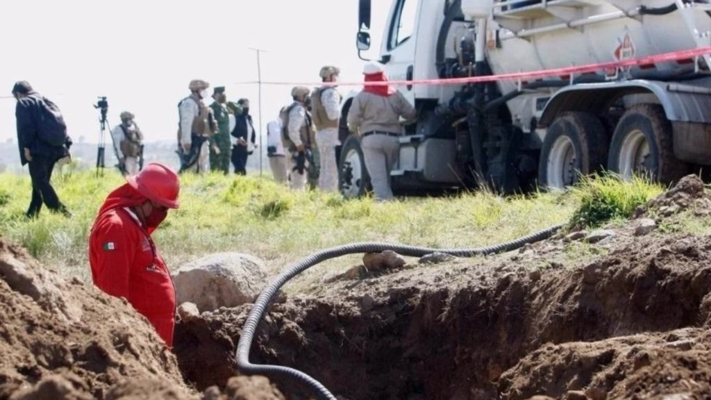 Personal de seguridad y trabajadores participan en un operativo relacionado con transporte de hidrocarburos