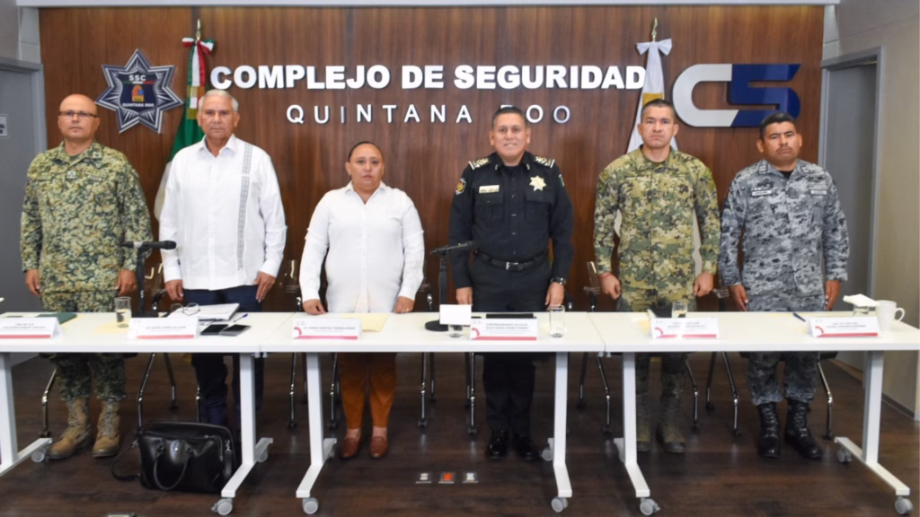 Autoridades estatales y federales durante conferencia de seguridad en el Complejo de Seguridad de Quintana Roo.