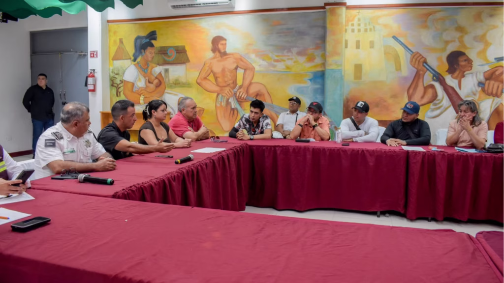 Pablo Gutiérrez participa en una mesa de diálogo con representantes del sector mototaxi en el Palacio Municipal de Cancún.