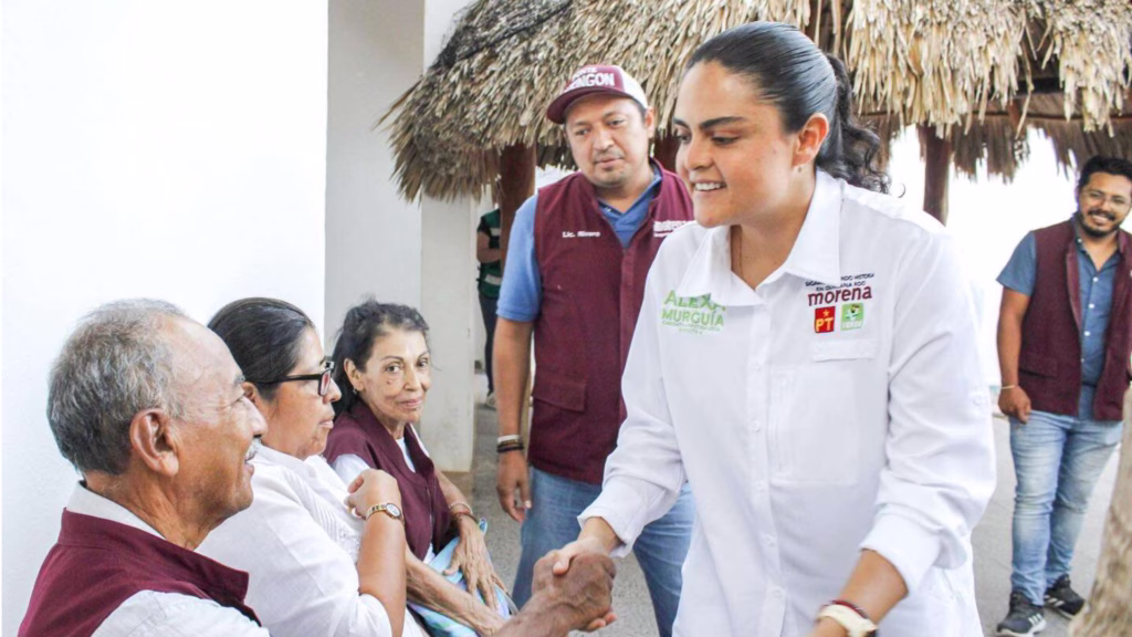Candidata de la coalición Morena PT Verde conversa con ciudadanos durante campaña en Quintana Roo