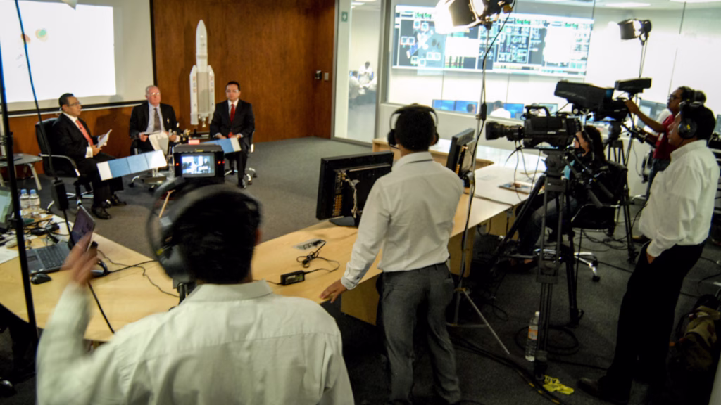 Personal y medios de comunicación en un centro de control del sistema satelital Mexsat