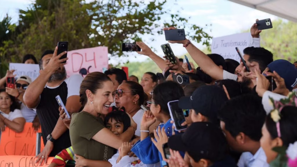 Claudia Sheinbaum saluda y abraza a simpatizantes durante un acto público en Yucatán.