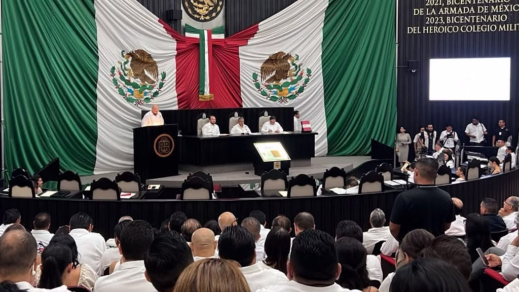 Sesión del Congreso de Quintana Roo durante el proceso de revisión del Cuarto Informe
