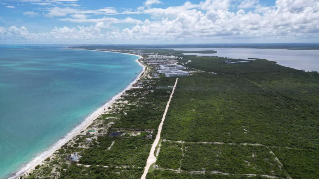 Vista aérea de Costa Mujeres e Isla Blanca, zona vinculada con el programa carretero federal en Quintana Roo.