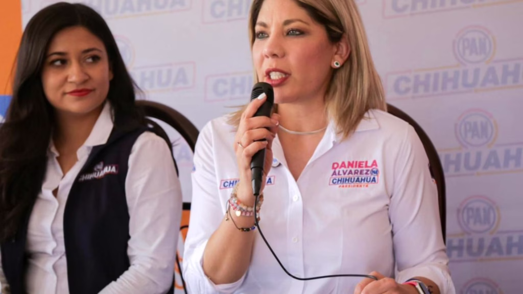 Daniela Álvarez, dirigente del PAN en Chihuahua, habla durante una conferencia partidista