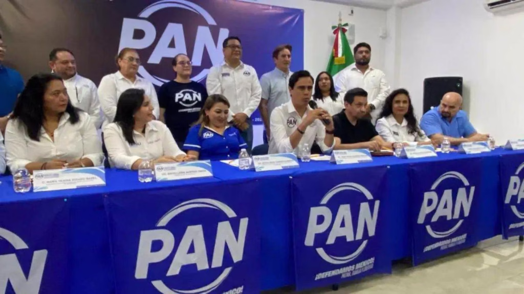 Dirigentes del PAN en Quintana Roo durante una reunión partidista