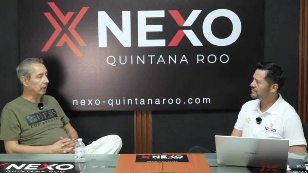 Dos participantes durante una entrevista de NEXO Quintana Roo sobre ZONNA