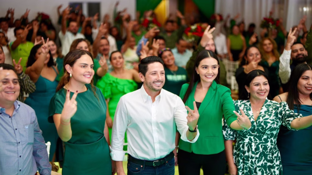 Dirigentes y simpatizantes del Partido Verde reunidos durante un acto político en Quintana Roo