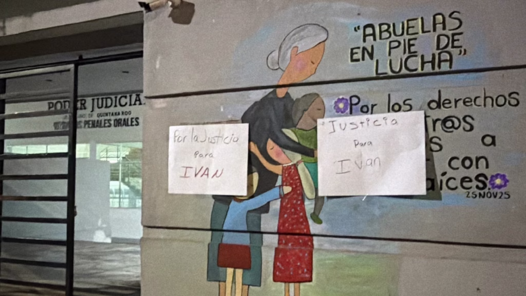 Carteles colocados en un inmueble de Cancún exigen justicia para Iván Mondragón.
