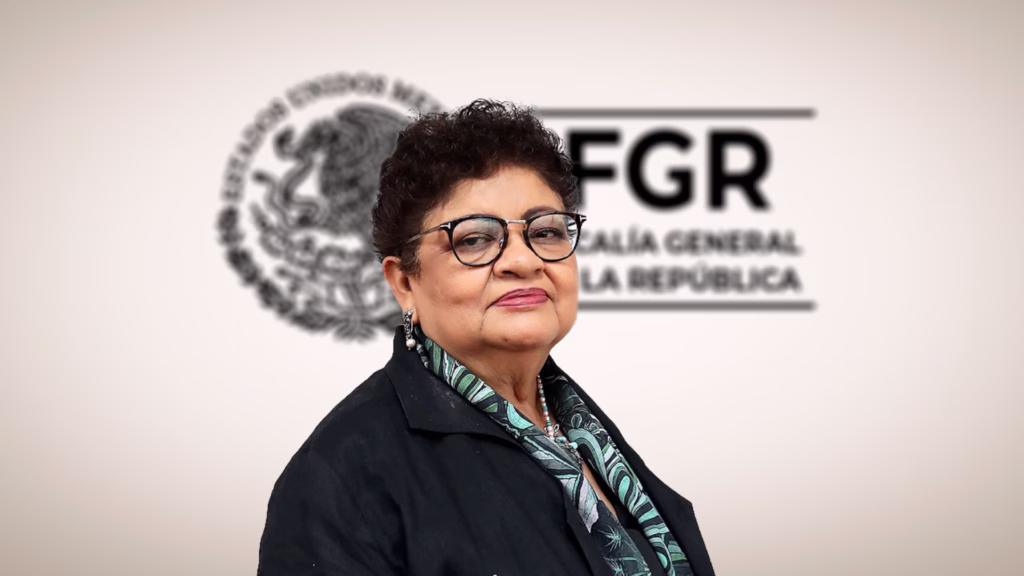 Titular de la Fiscalía General de la República frente al logotipo institucional
